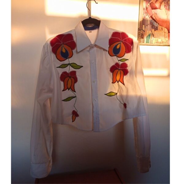 Camisa Cropped Branca de Manga Longa Flores Colorada Bordada capa