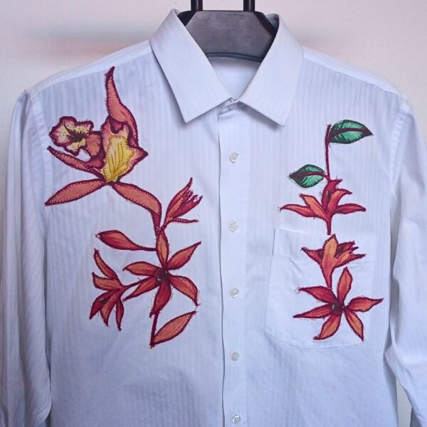 Camisa Branca de Manga Longa com Flores Incrustadas