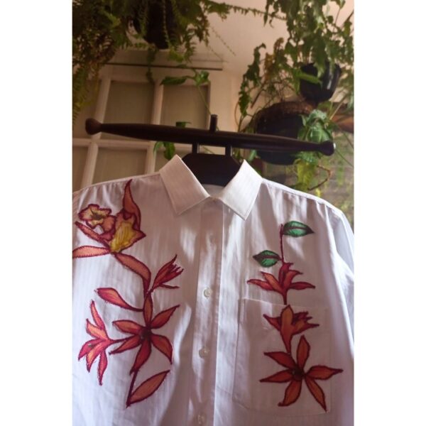 Camisa Branca de Manga Longa com Flores Incrustadas Capa